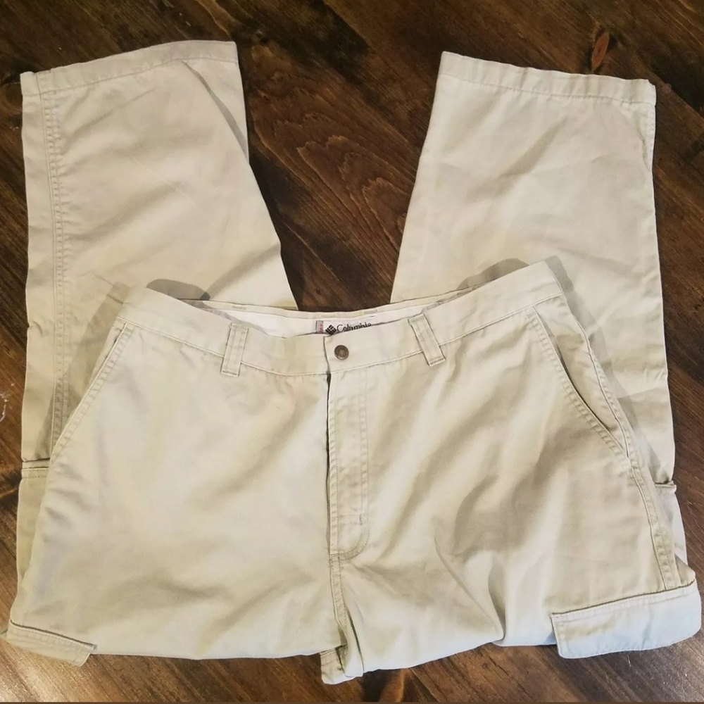 Columbia khaki cargo pants

Size 36